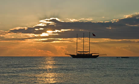 Yacht und den sonnenaufgang in kemer antalya foto