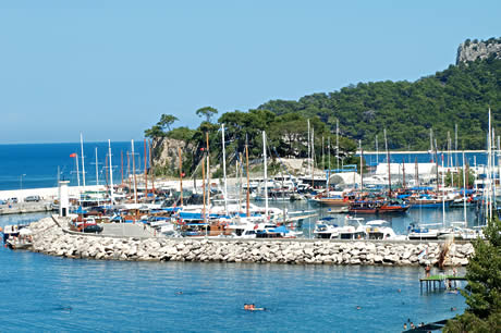 Barche e porto in antalya foto