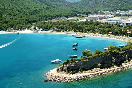 Barche sulla costa mediterranea in antalya foto