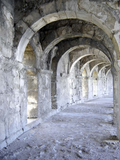 Arcadele teatrului antic aspendos din antalya foto