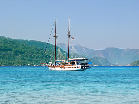 Iaht alb langa statiunea din antalya foto
