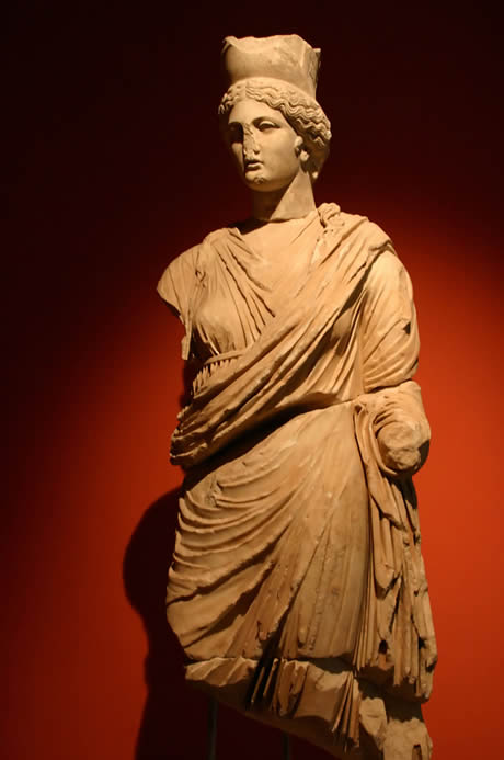 Statuia tykhe expusa la muzeul arheologic perge antalya foto