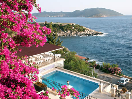 Terasa cu flori si piscina in kas antalya foto